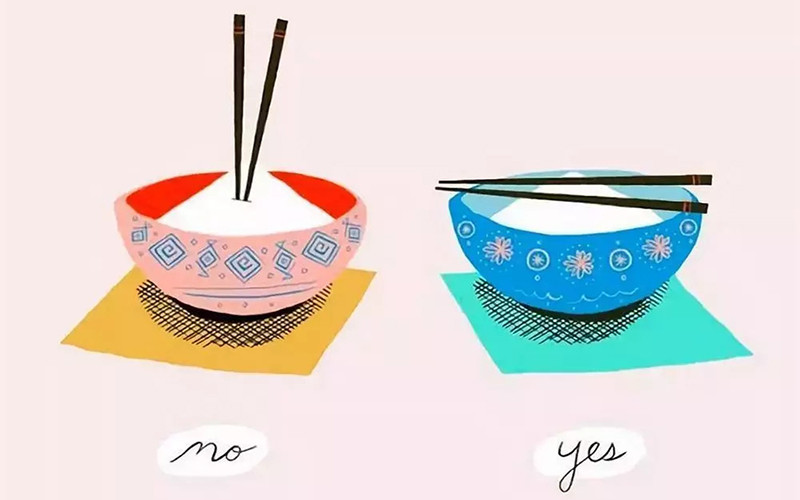 Khi ăn món ăn Nhật không được cắm đũa lên bát cơm