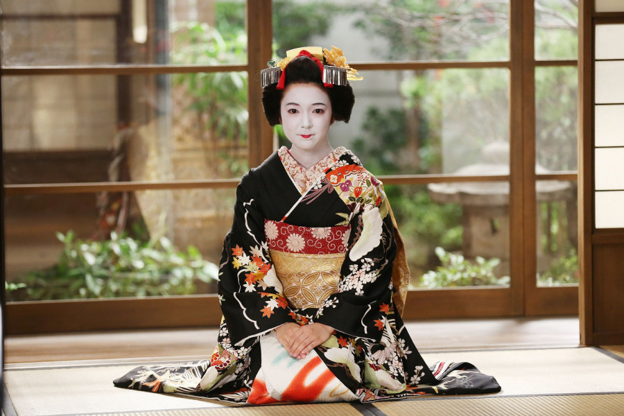 geisha-la-gi-su-that-dang-sau-lop-mat-trang