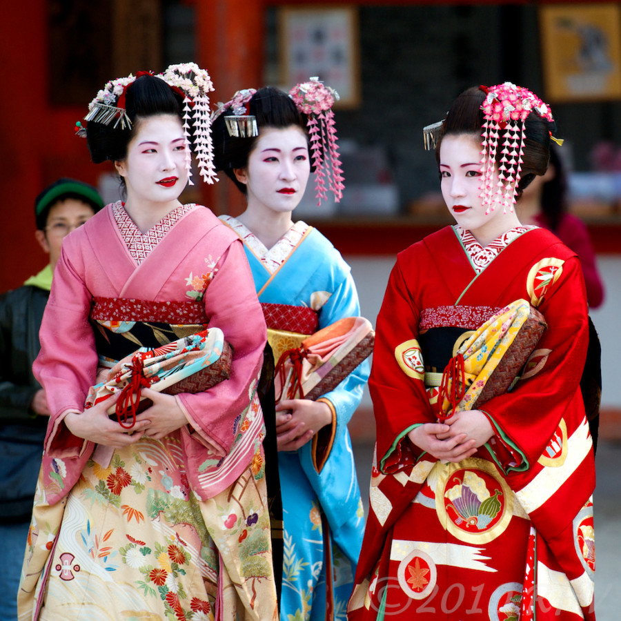 geisha-la-gi-su-that-dang-sau-lop-mat-trang