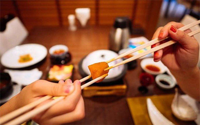 Không dùng đũa để truyền những món ăn Nhật Bản cho người khác
