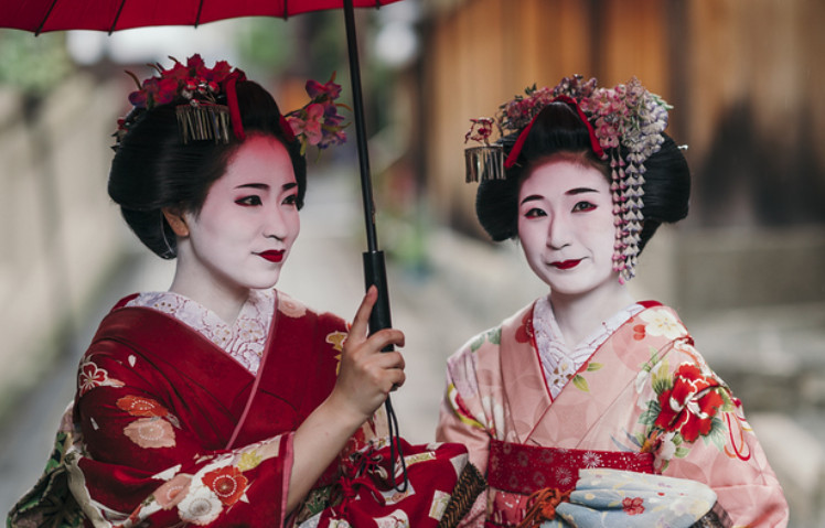 geisha-la-gi-su-that-dang-sau-lop-mat-trang