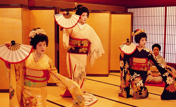 geisha-la-gi-su-that-dang-sau-lop-mat-trang