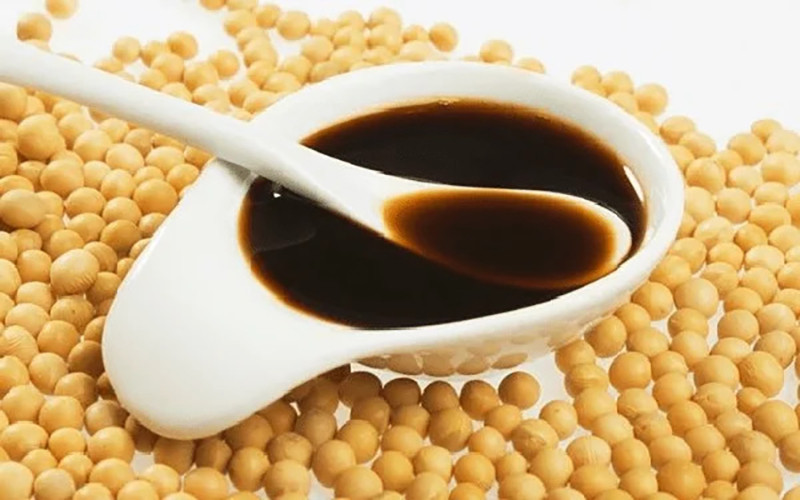Không để nước sốt đậu nành lên cơm khi ăn món ăn Nhật Bản
