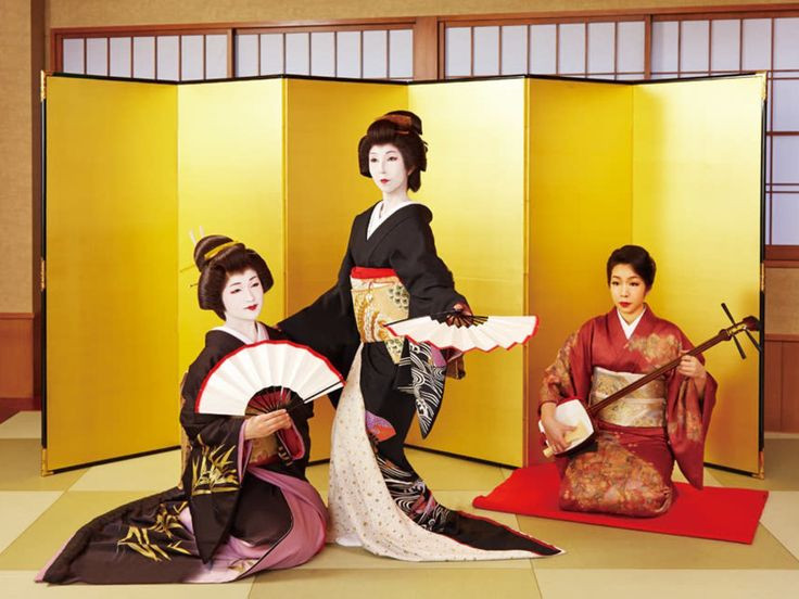 geisha-la-gi-su-that-dang-sau-lop-mat-trang