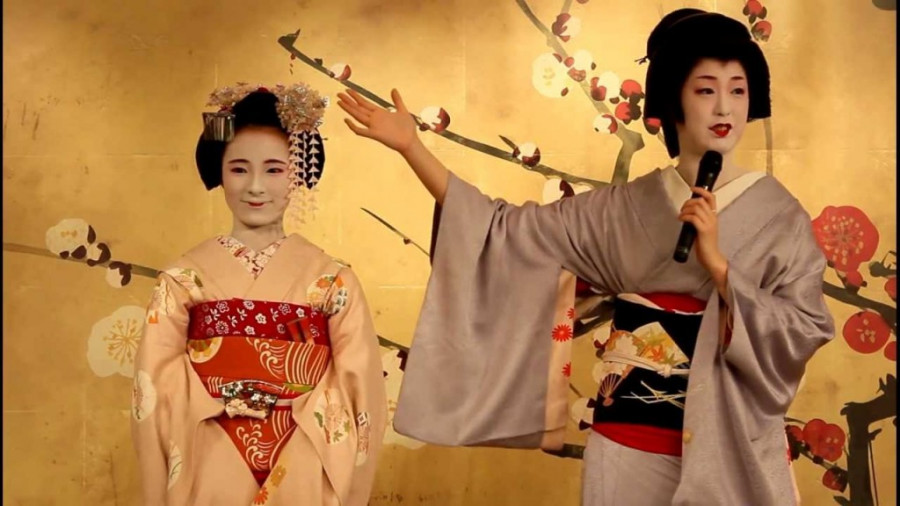 geisha-la-gi-su-that-dang-sau-lop-mat-trang