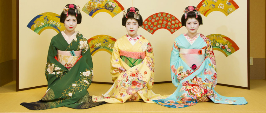 geisha-la-gi-su-that-dang-sau-lop-mat-trang