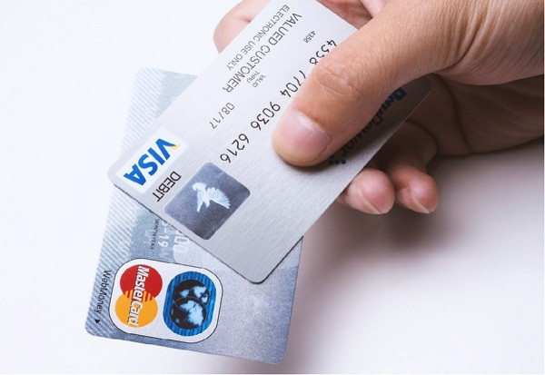 Nếu ở Việt Nam bạn có thể dễ dàng mua được một sim điện thoại và sử dụng được ngay thì tại Nhật lại khác biệt hoàn toàn. Tại Nhật Bản hầu như không có dịch vụ bán sim lẻ trả trước, các thực tập sinh, du học sinh nếu muốn sở hữu 1 chiếc sim của riêng mình bắt buộc phải ký hợp đồng theo nhà mạng và bị khóa máy theo nhà mạng.